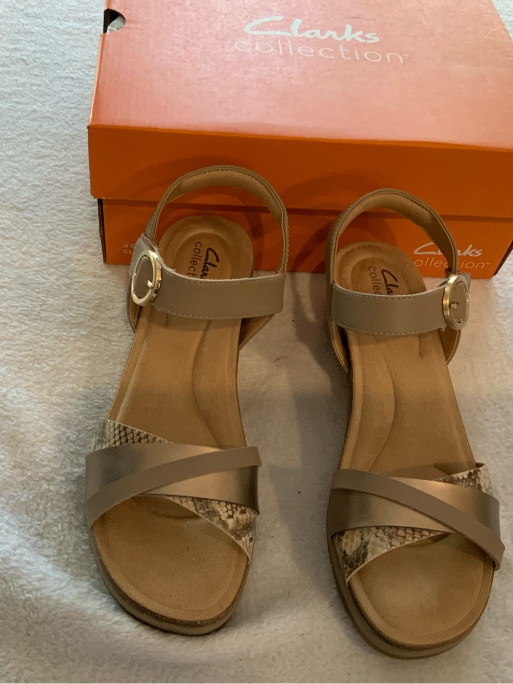 Clarks Women’s Taupe Snake-Accent Ankle Strap Sandals new size 8m. SKU 3126